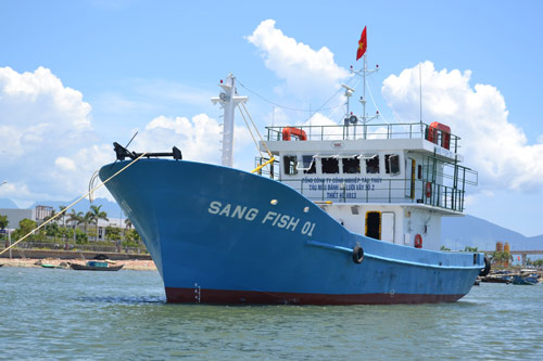 Cận cảnh tàu cá vỏ sắt đầu tiên sắp vươn khơi 