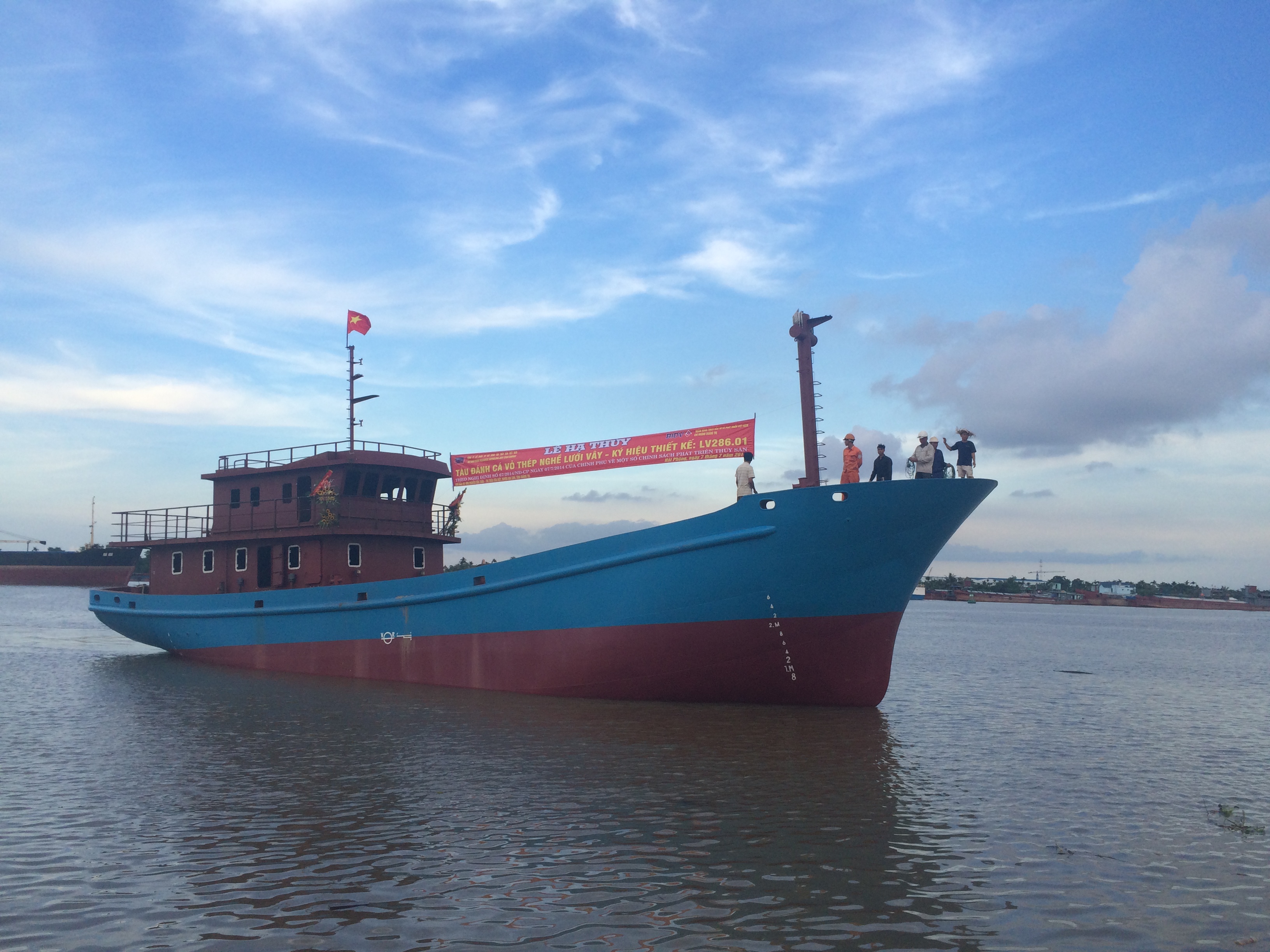 FISHIPCO hạ thủy tàu đánh cá vỏ thép nghề Lưới vây - LV 286.01