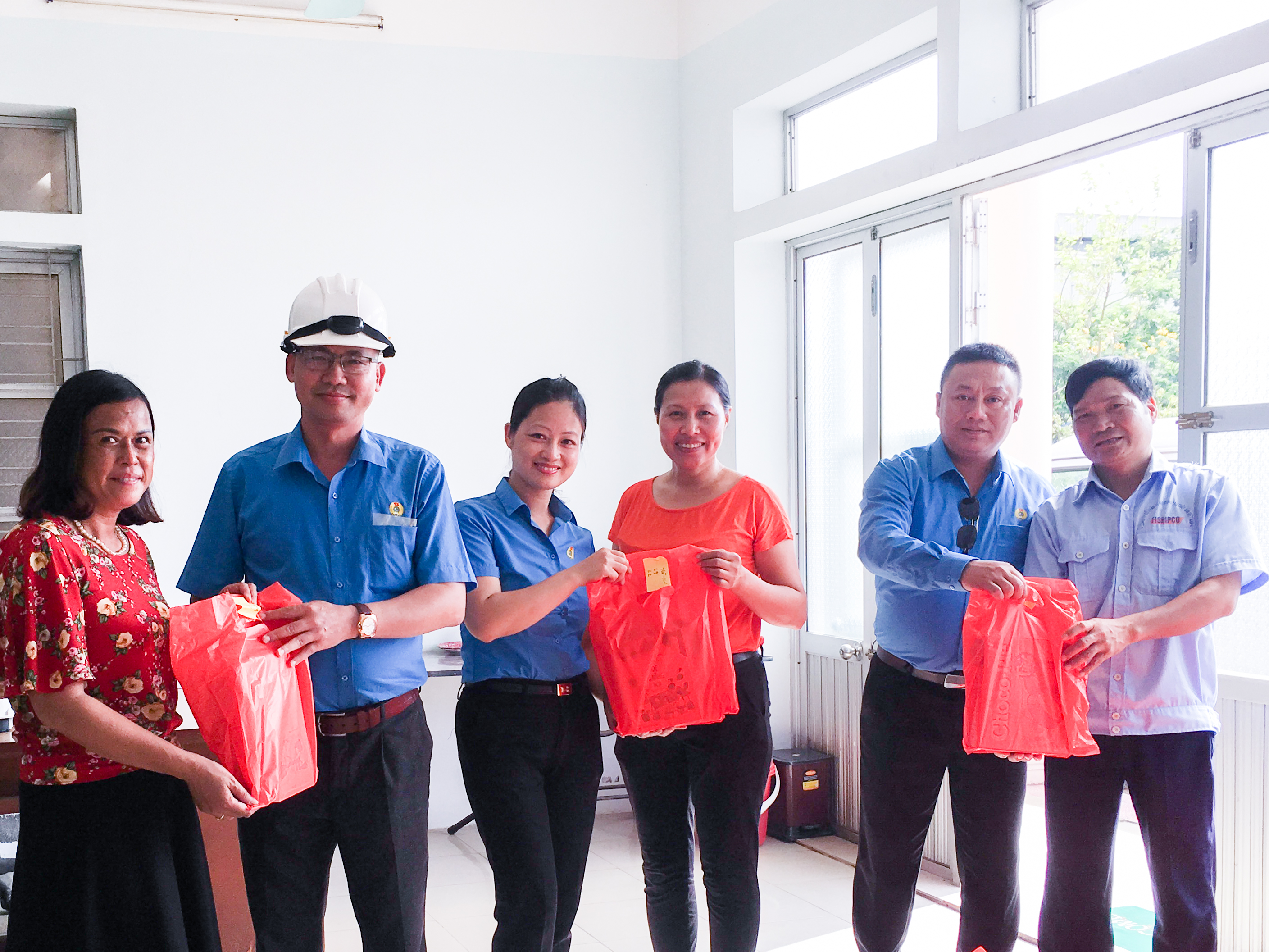 Công đoàn công ty trao quà cho con em CBCNV & Người lao động nhân ngày Quốc tế thiếu nhi 01/6/2018.