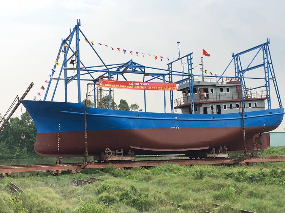 Fishipco hạ thủy tàu đánh cá vỏ thép nghề lưới chụp 1.100HP (Ký hiệu thiết kế LC34.10)