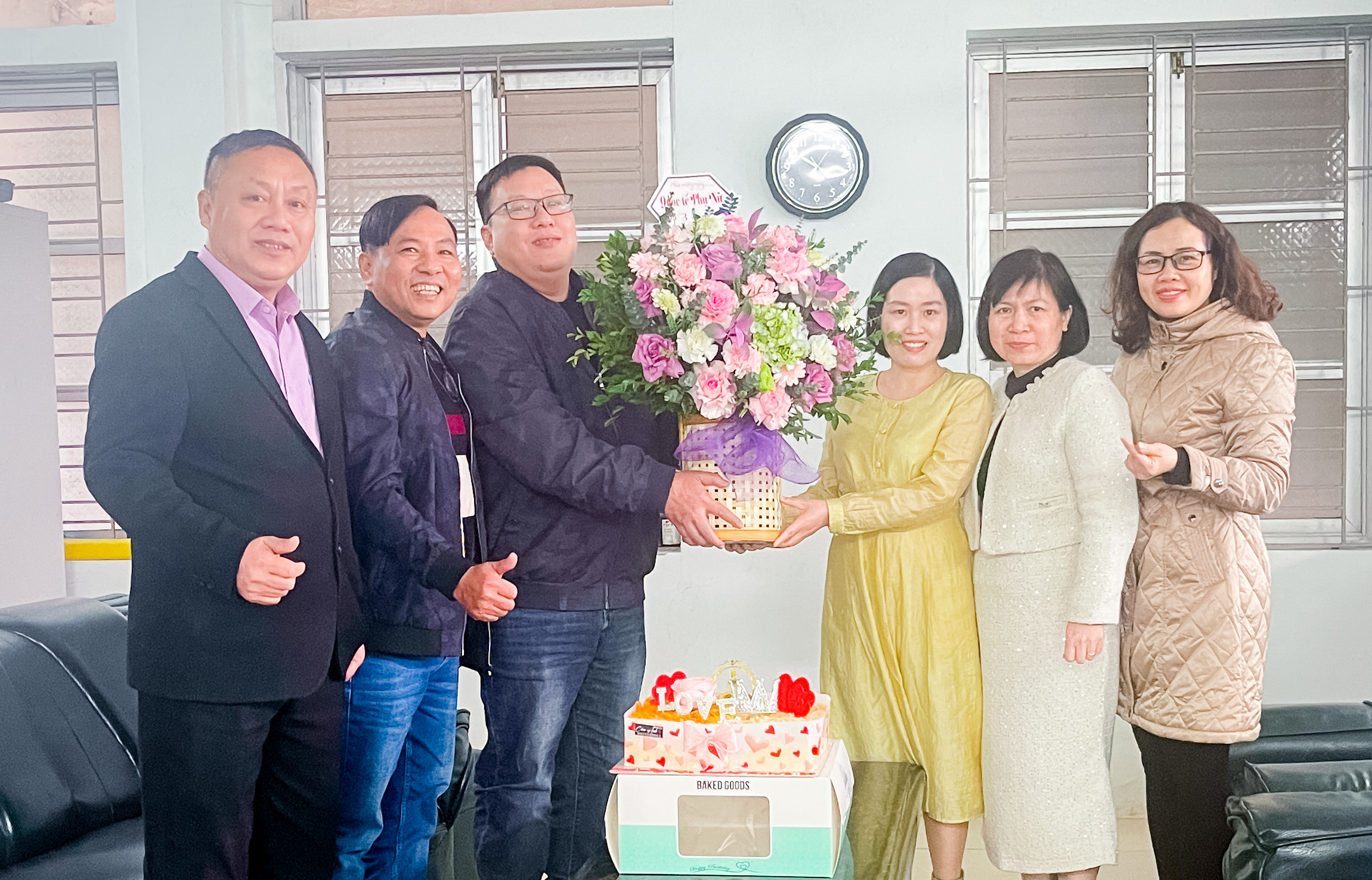 Lãnh đạo Công ty và BCH Công đoàn Fishipco đã tặng hoa và quà chúc mừng toàn thể nữ CBCNV Công ty